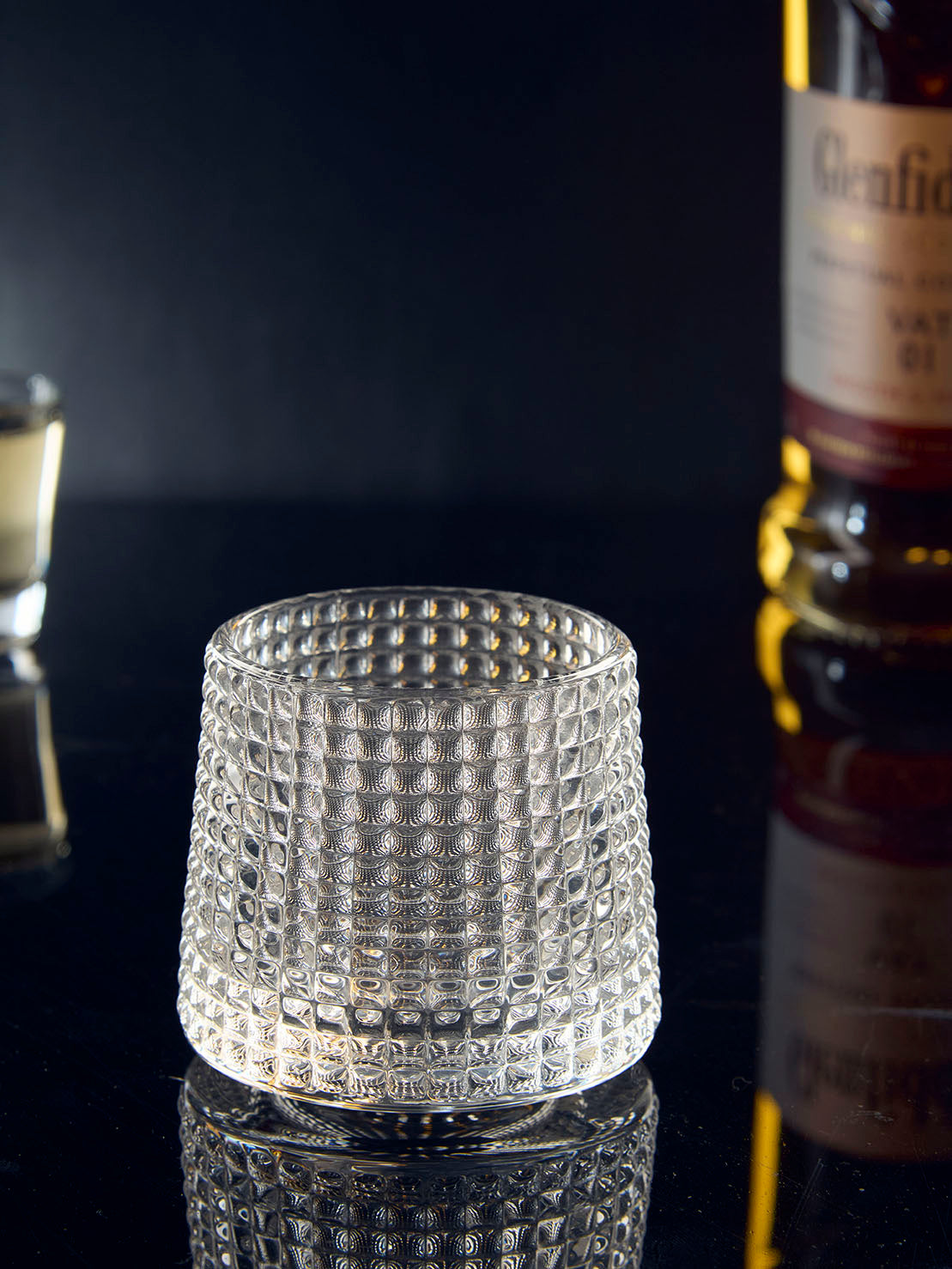 Diamond texture dancing glass Diamond cut dancing bar glass
Premium diamond cut dancing glass 
Diamond cut dancing transparent tumbler