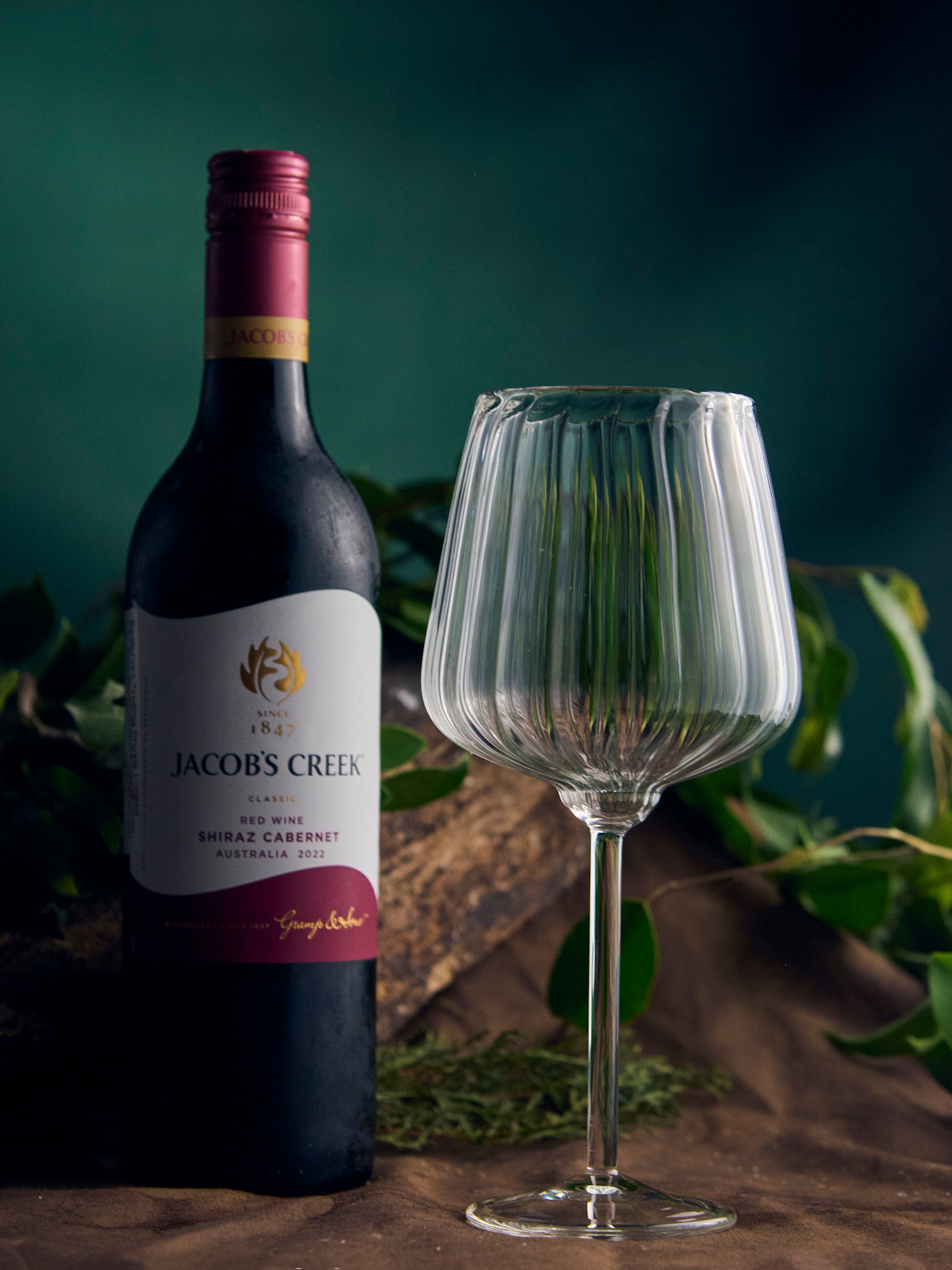 Ribbed Bordeaux wine glass elegant textured design premium crystal glassware for red wine serving Ribbed Bordeaux wine glass textured stemware