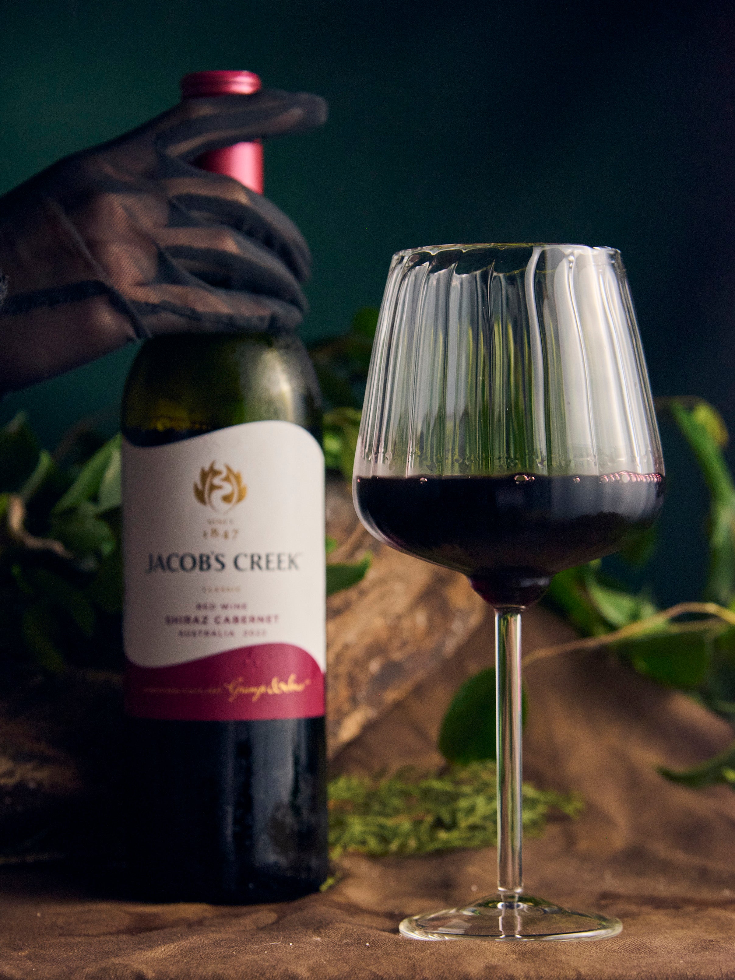 Ribbed Bordeaux wine glass elegant textured design premium crystal glassware for red wine serving Ribbed Bordeaux wine glass textured stemware