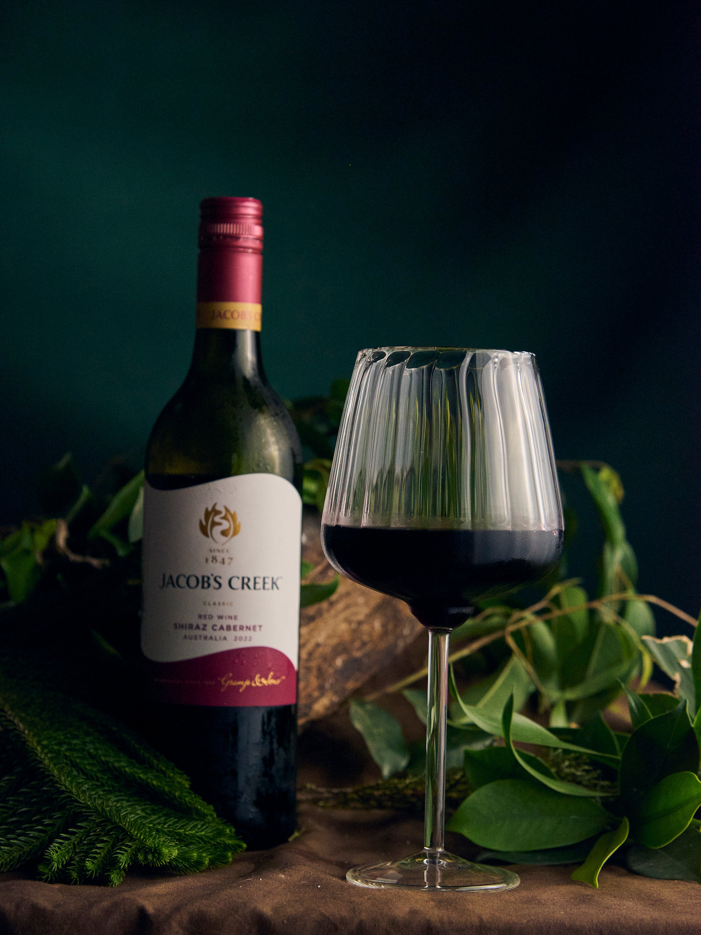 Ribbed Bordeaux wine glass elegant textured design premium crystal glassware for red wine serving Ribbed Bordeaux wine glass textured stemware