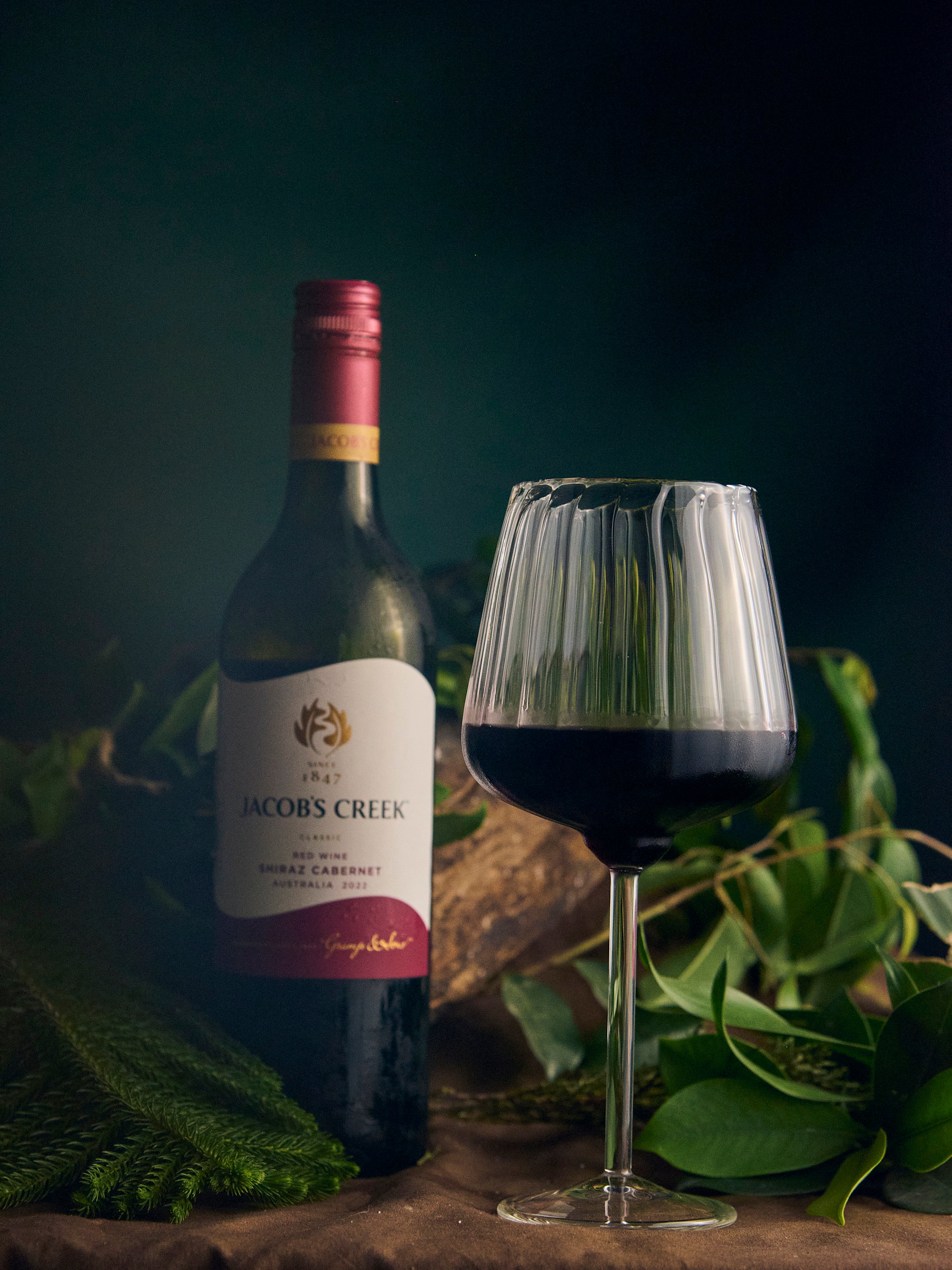 Ribbed Bordeaux wine glass elegant textured design premium crystal glassware for red wine serving Ribbed Bordeaux wine glass textured stemware