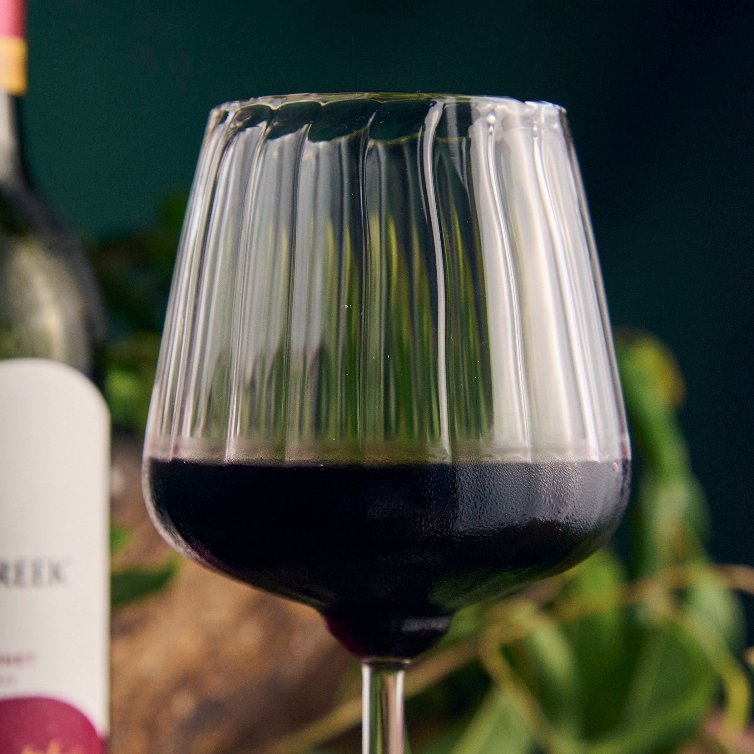 Ribbed Bordeaux wine glass elegant textured design premium crystal glassware for red wine serving Ribbed Bordeaux wine glass textured stemware